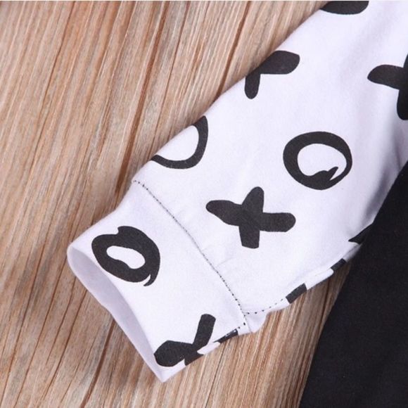 Infant Valentine Two Piece Set XOXO Hugs and Kisses Black White Red Heart Outfit - Picture 7 of 8